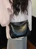 La popular bolsa nueva de verano para mujer de este año es el bolso de cubo de nicho para el hombro, el bolso suave versátil para el hombro y el bolso cruzado.
