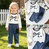 26 Atuendo de otoño para niñas, camiseta de manga larga acanalada estampada con lazo, jeans con decoración de lazo en el lateral, conjunto de dos piezas