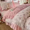 Juego de ropa de cama de cuatro piezas estilo retro francés con estampado de lunares florales de terciopelo de leche, funda de edredón gruesa de coral para bebé de doble cara para invierno