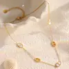 Colar Cruzado Europeu e Americano de Aço Titânio Vazado com Concha Branca Nariz de Porco Joia Colar Estilo Ins Personalizado Simples Colar Feminino