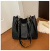 Bolsa de ombro com corrente estilo coreano 2026, fresca e simples, bolsa tote casual minimalista de grande capacidade, bolsa de axila em couro macio