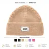 Gorro de punto estilo coreano para otoño e invierno con etiqueta en inglés, gorro de lana versátil para mujeres con circunferencia de cabeza grande, gorro para clima frío que cubre las orejas, gorro para poner que hace que la cara parezca más pequeña
