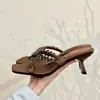 ¡Primer encuentro con el estilo clásico y elegante! Estas son sandalias de verano para mujer con punta cuadrada, empeine de satén, adornos de pedrería, diseño de una sola tira y tacón fino, con un estilo de tacón gatuno.