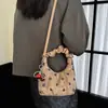 Bolsa de trabalho elegante e minimalista para mulheres, nova coleção 2026, apresentando um design texturizado e casual de bolinhas, uma bolsa de mão de alta qualidade e uma bolsa versátil de ombro ou transversal.