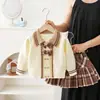 Conjunto de Suéter para Meninas Outono e Inverno Novo Estilo Fofo Desenho Animado de Menininha Renda Tricô Cardigã Conjunto de Duas Peças Infantil