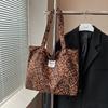 2024 Nuevo Patrón de Moda Leopardo Bolso de Mujer Hombro Único Bolso de Mano Coreano de Invierno Bolso Tote Estilo Francés para Viajar
