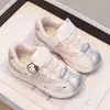 Tênis Esportivo Feminino 2026 Novo Malha Respirável Solado Macio Antiderrapante Velcro Hello Kitty Fofo Rosa Versátil Leve