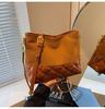 Bolso Femenino Súper Caliente Todo Combinación Bolsa Cubo de Tela Negro Dorado Bolso de Hombro Único con Cadena Bolso de Alta Gama