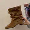 Bota corta de vaquero occidental Maillard retro con punta fina que aumenta la altura, modelo nuevo 2026 con hebilla de cinturón y tacón grueso