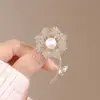 Broche de Mariposa para Mujer Sentido de Gama Alta Nicho Venta al por Mayor Pin de Perla Temperamento Fijo Metal Traje Joyería de Perlas
