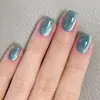 Unhas postiças de cor sólida azul-esverdeado tom de cinza com brilho aquoso estilo cat-eye, tipo quadrado curto, baixa saturação, estilo cool para o dia a dia, pontas de nail art
