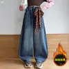 Nueva colección de invierno para niñas: Pantalones de pierna ancha de mezclilla, estilo bufanda de seda con forro de polar, gruesos y cálidos, adecuados para niños mayores, y diseñados en un estilo moderno tipo "papá".