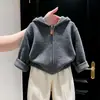 Suéter con capucha y cremallera de punto color gris oscuro para niño estilo coreano, novedad otoño e invierno 2026, y pantalones casuales de forro polar color albaricoque para niño