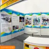Pendurar quadros em exposições, pôsteres, paredes de fundo, produção de rolos para exposições, arranjo de painéis de exposição para estandes, design de fábrica e impressão