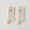 Calcetines Gruesos de Terciopelo Australiano para Bebé Calcetines de Media Pantorrilla de Bebé con Dibujos Calcetines Antideslizantes con Puntos de Gel para Caminar en el Piso Sin Costuras Más Felpa Niño Pequeño