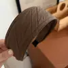 Diadema Coreana Minimalista Retro de Color Sólido con Borde Ancho y Diseño Único, Tacto de Alta Gama, Adecuada para Lavarse la Cara y Cubrir la Línea del Cabello, Diadema Versátil