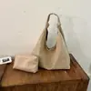 Neste outono, a bolsa tote fosca de grande capacidade, super popular, é um item essencial para mulheres.. É uma bolsa de ombro casual retrô, de nicho e de alta qualidade, perfeita para o trajeto diário.