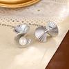Brincos de pérolas onduladas em formato de leque de alto valor, design de nicho feminino, personalidade, temperamento, mulher, viajante, tudo combinando, primavera, novo produto