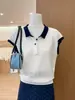 Top de malha jacquard color-block estilo coreano com gola virada, novo modelo de verão 2026 para mulheres, doce, rejuvenescedor, versátil, modelador, branco
