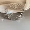 Pulsera Ancha Redonda Hueca de Metal de Venta Caliente Europea y Americana Brazalete Exagerado Único Sentido de Diseño de Moda Joyería de Mano de Nicho para Mujeres
