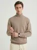 Nuevo suéter de cuello alto para hombre de otoño e invierno, tejido de punto liso tipo pullover, camisa base cálida versátil estilo old money para hombre