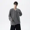 Camiseta Trendy Falsa de Duas Peças Manga Longa Masculina Outono High Street Toque Relaxado Moletom Listrado Retro Versátil Camada Base para Casal