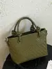 Bolso cuadrado pequeño de alta calidad con patrón tejido de color sólido de moda, nuevo estilo principios de otoño 2026, bolso de hombro o axila elegante y simple para el trabajo