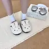 Pantufas de coelho de lã de cordeiro macias e fofas de algodão para mulheres, novo estilo outono e inverno 2026, estilo reconfortante, sapatos peludos versáteis e fofos para uso externo