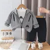 Conjunto de Outono para Meninos 2026 Novo Estilo Coreano Roupa de Primavera e Outono para Crianças Conjunto de Três Peças com Capuz Esportivo de Manga Longa Moderno
