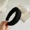 Diadema de pelo de lana de cordero ancha de otoño e invierno personalizada color caramelo diadema de terciopelo Teddy accesorios para el pelo para cara simple mujeres Venta al por mayor