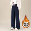 Calça de lã de cordeiro cáqui de perna larga para mulheres, novo estilo outono e inverno 2026, chenille macio e com caimento com adição de fleece, calça casual de perna reta