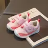 Zapatos para Caminar de Bebé 2025 Nuevos Zapatos de Primavera y Otoño para Bebés Casuales Versátiles Superficie Suave Suela Suave Zapatos para Bebés Zapatos para Niños Pequeños Modernos