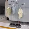 Estante de Exhibición Isla para Tienda de Ropa Estante de Pie de Acero Inoxidable Estante de Exhibición Plateado para Tienda de Ropa de Hombre y Mujer Estante de Exhibición Colgante para Ropa