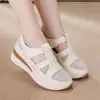 Sandálias Respiráveis Populares de Malha com Salto Anabela para Mulheres 2026 Verão Novo Estilo Sandálias Romanas de Bico Fechado Sapatos Brancos Confortáveis com Solado Macio