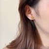 Otoño e invierno 2025 Familia Zhou con destello dorado dibujo hueco azúcar pendientes mujer lujo ligero temperamento versátil dulce oreja