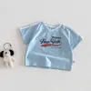 Camiseta Esportiva com Letra para Meninos 2026 Nova Moda de Verão Estilo Coreano Estampa Gola V Top Roupas Finas de Verão para Crianças