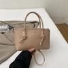 Bolsa tote transversal feminina de ombro com design de nicho, retrô, fashion, portátil, grande capacidade, pão brilhante, primavera 2025