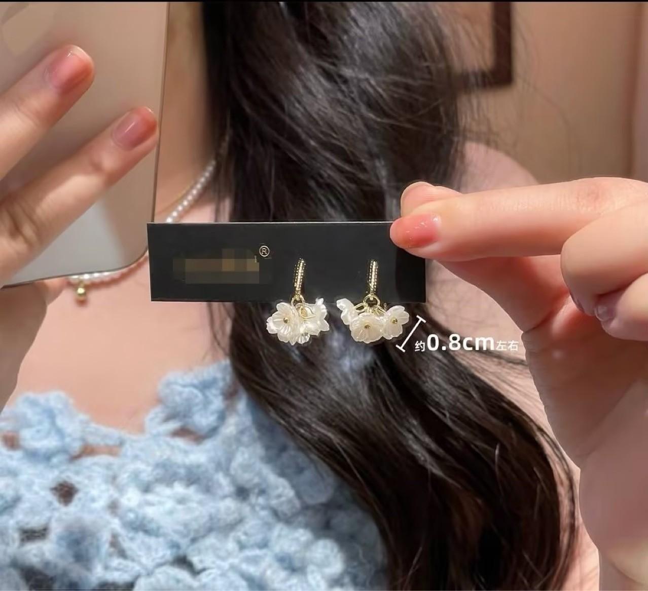 白色小花耳钩