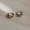 Pendientes de aro anudados de lujo vintage para mujer, Brazaletes para la oreja de alta gama color oro café estilo francés con un diseño único