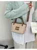Bolsa de palha tecida tipo balde popular deste ano para mulheres, novidade de verão 2026, bolsa de ombro única com letra em cor contrastante, bolsa transversal versátil