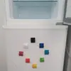 Clipe magnético com forte sucção, adere à geladeira, quadro branco e pode segurar notas adesivas. Disponível em 8 cores.