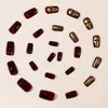 Unhas Vestíveis de Halloween Quadradas Médias em Tons Vermelhos com Caveira Dourada Mão Esqueleto Unhas Postiças Destacáveis