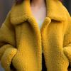 Casaco de cashmere de lã amarela de inverno para mulheres outono e inverno engrossado Maillard usa pequeno top curto