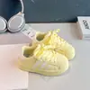 Zapatos Deportivos para Niñas 2026 Otoño Nuevo Estilo Primavera y Otoño Punta de Concha Zapatos para Niños Zapatos Blancos Niños Medianos y Grandes Zapatos de Skate Modernos
