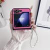 Funda de teléfono con patrón de lichi y pedrería de camelia para Samsung Zflip7, con cadena de mano de perlas, funda protectora para Zflip6/5