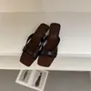 Chinelos com Salto Anabela, Estilo de Luxo, Sandálias para Férias de Verão para Mulheres, Adequados para Pessoas Baixas, Estilo Francês, Novidade 2026 Sandálias de Salto Alto