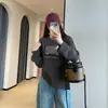 Camiseta feminina de manga comprida, estilo coreano, caimento solto, divertida, com bordado de ovelhinhas, modelagem ampla que afina, perfeita como camada interna ou base, nova coleção outono 2026