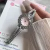 O relógio feminino redondo de quartzo mais vendido da Gedi com pulseira cravejada de diamantes, à prova d'água, estiloso e versátil, relógio de pulso feminino de nicho para o dia a dia.