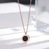 Collar de Acero de Titanio para Mujer con Diseño de Nicho, Cadena Clavicular Doble Cara Romana Blanco y Negro, Collar Versátil y Sencillo de Celebridad de Internet Joyería de Moda