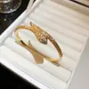 Pulsera con Letra Abierta Chapada en Oro Real Incrustada de Diamantes, Pulsera Versátil de Nicho, Nuevo Modelo 2026, Joyería de Lujo Ligero de Gama Alta para Mujeres